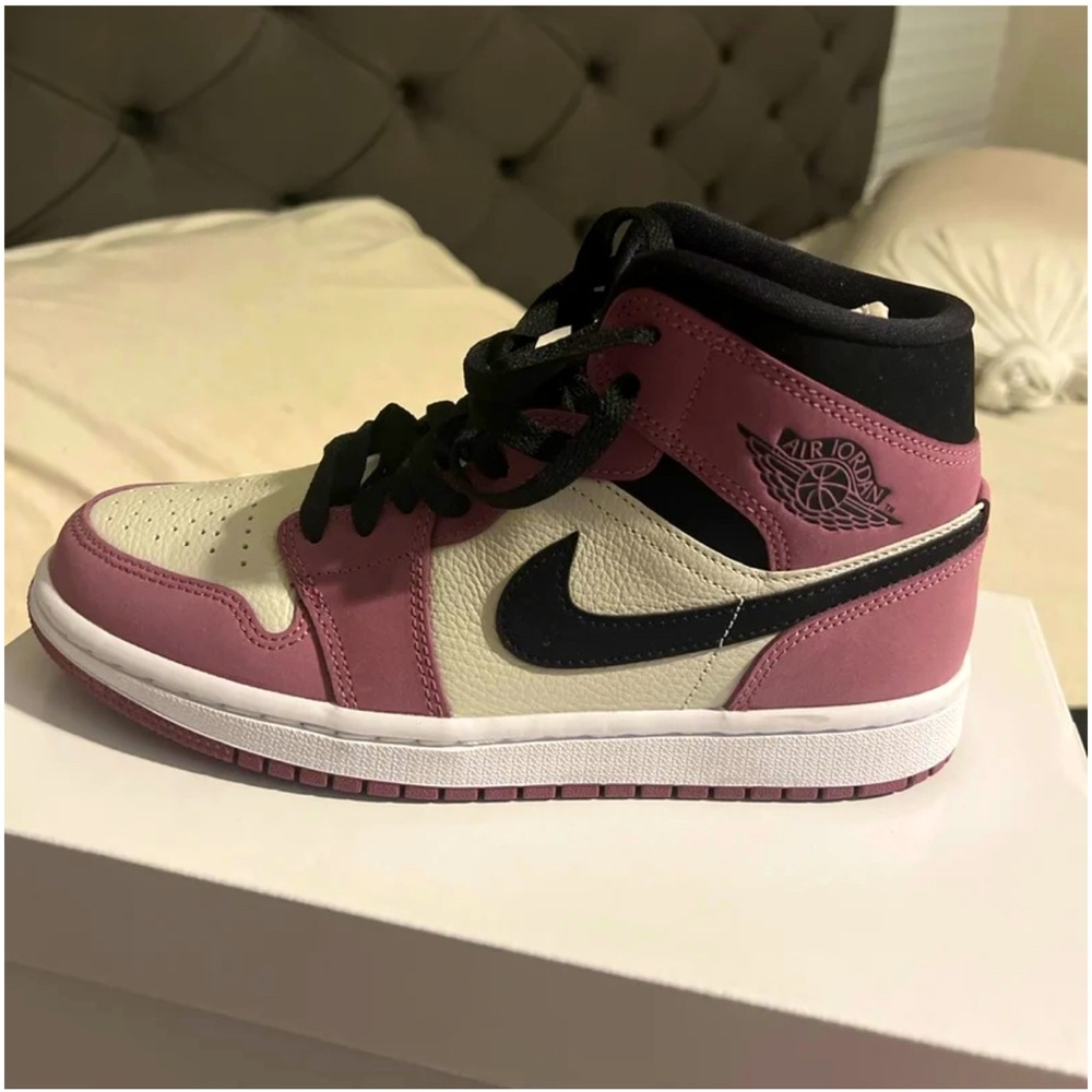 Jordan 1 mid berry pink